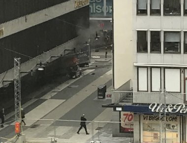 Έλληνες της Στοκχόλμης: «Πώς σωθήκαμε την τελευταία στιγμή από το φορτηγό που σκόρπισε το θάνατο» (φωτό)